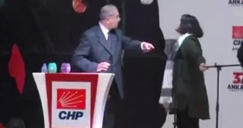 CHP Kongresinde Ortalık Karıştı! Kürsüye Pet Şişe Fırlattılar... 