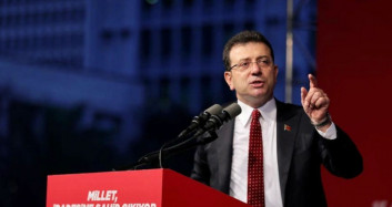 CHP'li İBB Başkanı kendisine soru sormak isteyen bir kadını önce susturdu sonra da kızdı