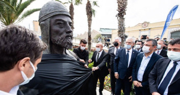 CHP'li İzmir Büyükşehir Belediyesi'nden Çaka Bey Heykeli'nin Açılışını Yaptı