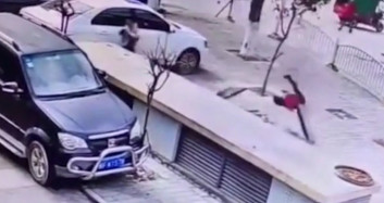Çin'de Küçük Çocuğun Rögara Torpil Attığı Anlar