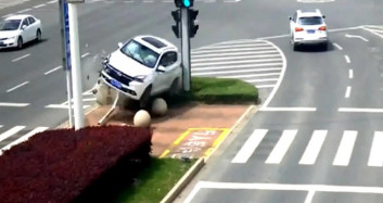 Çin'de Takla Atan Sürücüyü Emniyet Kemeri Kurtardı