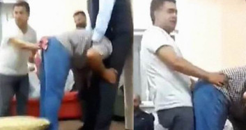 Erkeklerin Bir Odaya Toplanıp Seks Eğitimi Verdikleri Görüntüler Tepki Topladı!