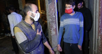 Çöpte Buldukları Kelepçeyle Birbirini Bağlayıp Ekiplerden Yardım İstediler