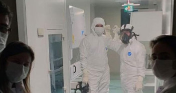 Prof. Dr.Ercüment Ovalı Aşı Çalışmasında İlk Testi Yaptı