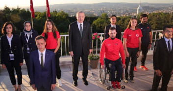 Cumhurbaşkanı Erdoğan Gençlerle Beraber İstiklal Marşı'nı Okudu