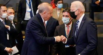 Cumhurbaşkanı Erdoğan ve Joe Biden'ın Tokalaştığı Anı Dış Basın Çarpıtarak Yayınladı