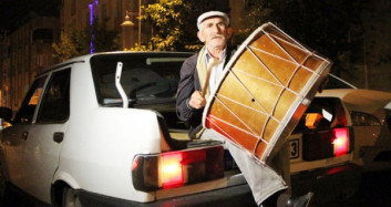 Vatandaşlar Sahura Davul ile Kalktı