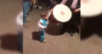 Ramazan Davulcusunu Gören Küçük Çocuk Kendini Ritme Kaptırdı