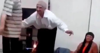 Yaşlı Amcanın Dans Edişi İzleyenleri Güldürdü!