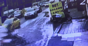DEAŞ'lı Teröristlerin İnfaz Ettikleri Kişiyi Tekerlekli Sandalyeyle Dışarı Çıkardığı Anlar