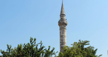 Defineciler Tarihi Camiyi Talan Etti
