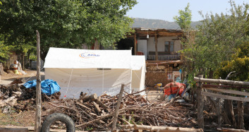 Denizli’de Depremlerin Ardından Çatlaklar Oluşan Ev Boşaltıldı
