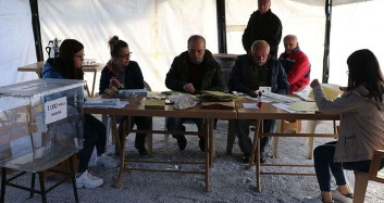 Depremzedeler kurulan konteynerde oylarını kullanıyor