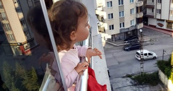 2,5 Yaşındaki Minikten Sokağa Çıkanlara Tepki