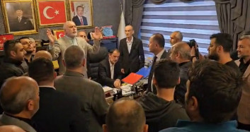 Devir-teslim töreninde ortalık karıştı: Yeniden Refah'lı mevcut başkan MHP'li milletvekiline saldırdı