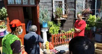 Dilovası Belediye Başkanı İlçede Her Eve Patates Soğan Dağıttı