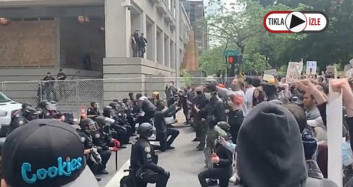 Amerikan Polisi Göstericilere Diz Çöktü