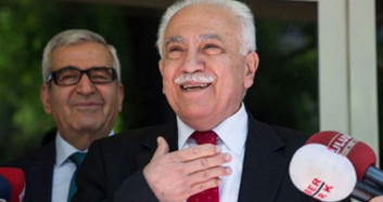 Doğu Perinçek Kendisine İmza Verdi