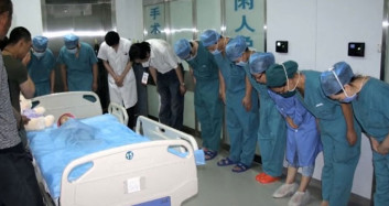 Doktorlar Çocuğun Önünde Başlarını Eğdi