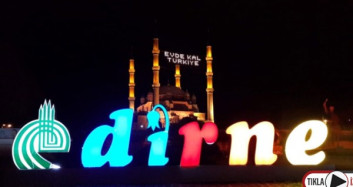 Selimiye Camii'ne 'Evde Kal Türkiye' Mahyası Asıldı