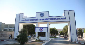 Ege Üniversitesi'nde skandal görüntü! Hastanedeki sokak köpeği sosyal medyada gündem oldu