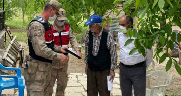Elazığ’da Yaşlı Adam Çalınan Maaşını Bulan Jandarmaya Harçlık Vermek İstedi
