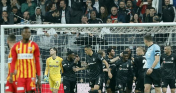 N'Koudou Dans Şov! Beşiktaş'ta Taraftar Mutlu