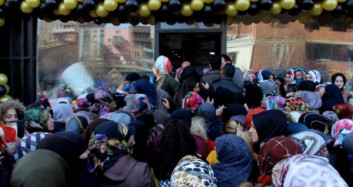 Erzurum'da Mağaza Açılışında İzdiham Yaşandı