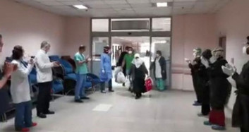 Erzurum'da Covid-19’u Yenenleri Alkışlarla Taburcu Ettiler