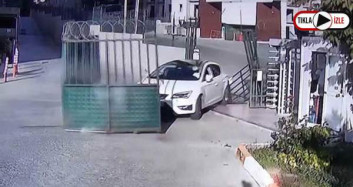  Esenyurt'ta Site Sakini Yönetime Kızıp Demir Kapıyı Kırdı