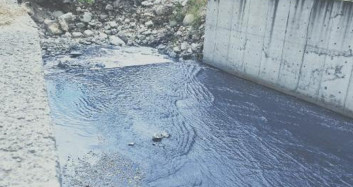 Esenyurt'ta Kanaldan Mavi  Su Aktı