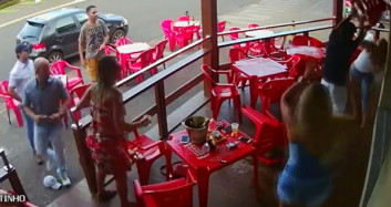 Eşini Metresiyle Basınca...