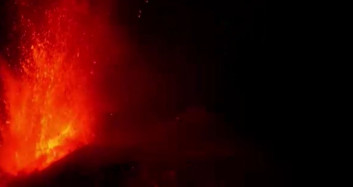 Etna Yanardağı Lavları Geceyi Aydınlattı