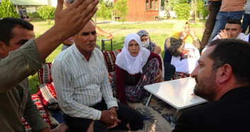 Evlat Nöbeti Tutan Ailelerden Kaçmaya Çalışan CHP’li Vekile Sert Tepki