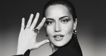 Ünlü Oyuncu Fahriye Evcen Oğlu Karan'a Ninni Söyledi