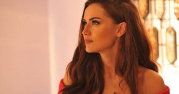 Beyaz TV'de Eşi Fahriye Evcen'e Aşık Olan Kadının Sorusu Gündeme Oturdu