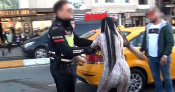 Fas Uyruklu Kadın Taksim Meydanını Birbirine Kattı! 