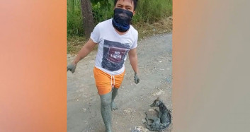 Filipinler'de Yardımsever Adam Köpeği Kurtarmak İçin Bataklığa Girdi