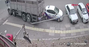 Freni Boşalan Kamyon Park Halindeki Araçlara Çarparak Durdu