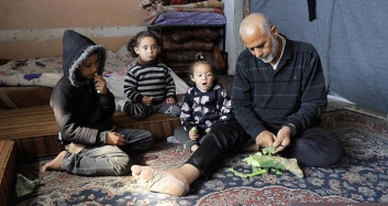 Gazzeli Baba, çocuklarıyla eğlenceli şarkılarla savaştan etkilenen çocuklara umut oluyor