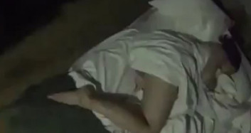 Gece Üstü Açık Yatan Kadının Başına Gelene Bakın!