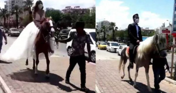 Antalya'da Gelin ve Damat Düğüne Atla Gitti