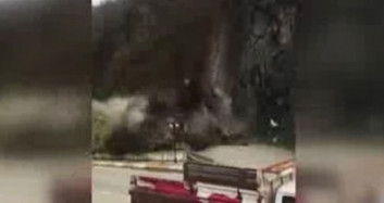 Giresun'da Heyelan! Karayolu Ulaşıma Kapandı