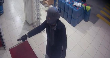 Giydiği Tişörtü Kar Maskesi Yaptı! Akaryakıt İstasyonunun Marketini Soydu