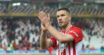 Lukas Podolski'den İlginç Görüntüler