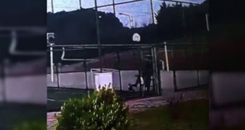 Spor Sahasına Hapsettiği Köpeğe Defalarca Tekme Attı