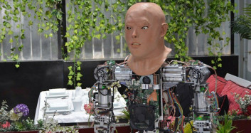 Görenler Hayrete Düştü! Robotlara Yüz Üretimi Yapıyorlar