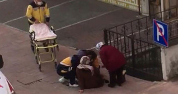 Görenler şaşkına döndü: Sokağın ortasına yere çömelip doğum yaptı