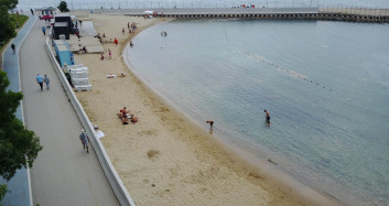 Güneşli Havaya Dayanamayanlar Caddebostan'da Deniz Salyalarına Aldırış Etmeden Yüzdüler