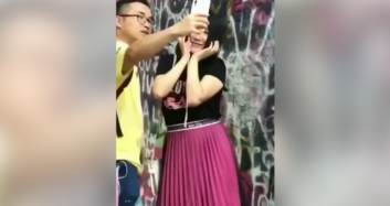 Erkek Arkadaşını Selfie Çubuğu Gibi Kullanan Kız